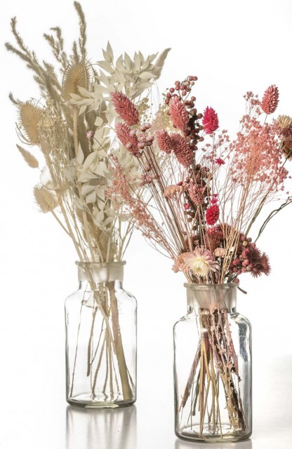 Bottiglia vintage con composizione di fiori secchi in bianco