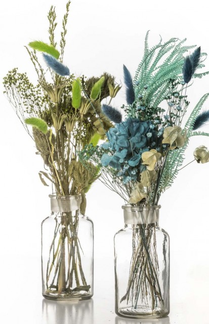 Bottiglia vintage con composizione di fiori secchi in blu