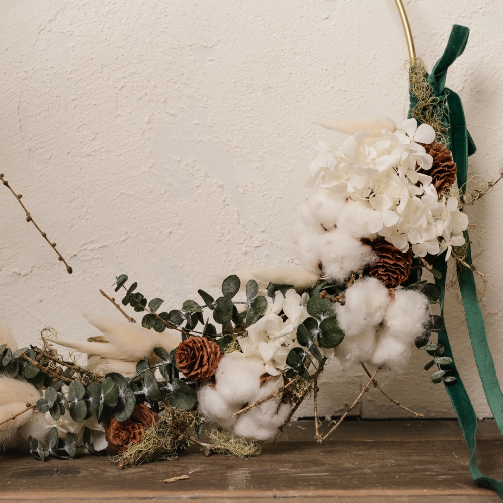 Ghirlanda di Natale con eucalipto, ortensie e fiori di cotone