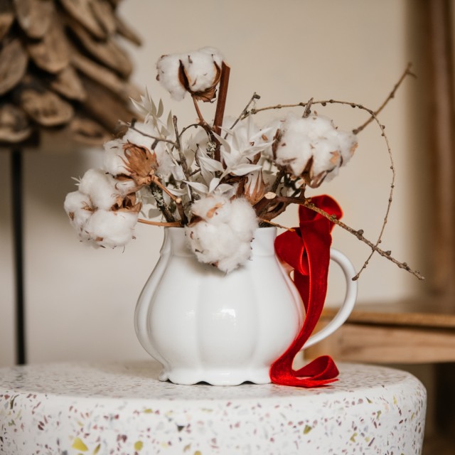 Teiera di Natale con fiori di cotone e larice