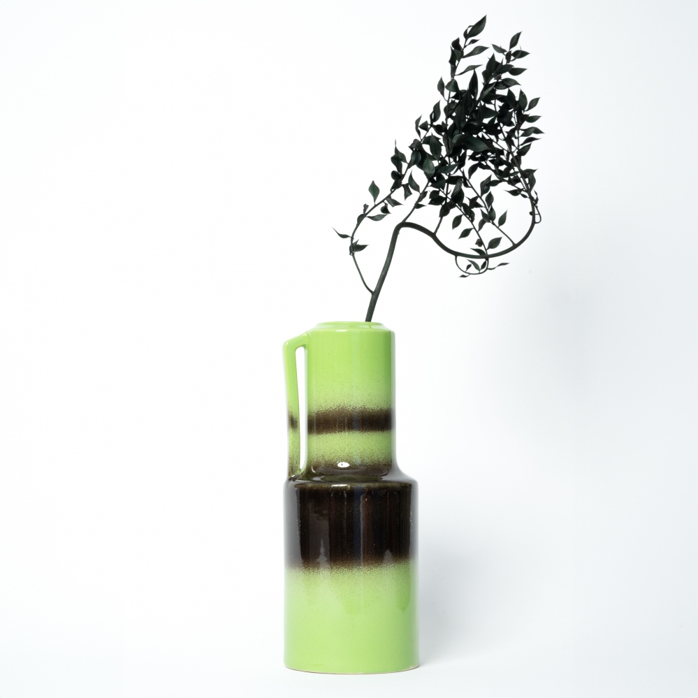 Vaso verde menta sfumato in nero con manico