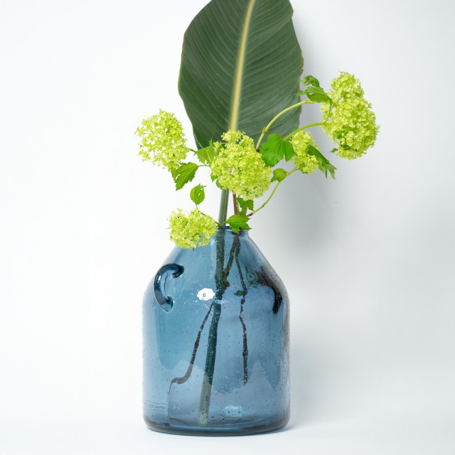 Vaso in vetro riciclato blu con manico