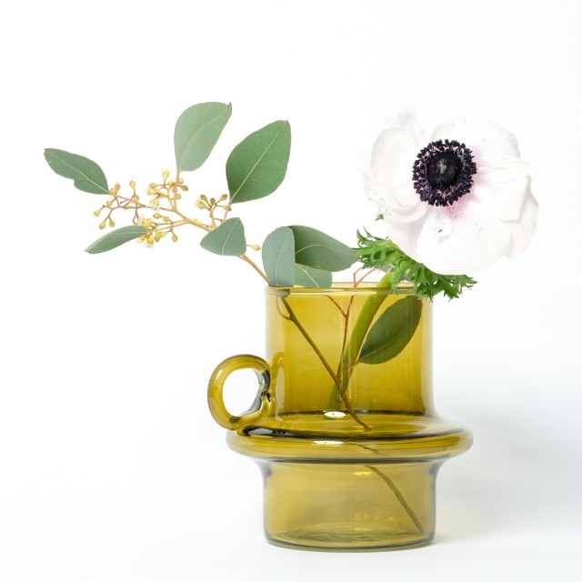 Vaso in vetro verde oliva con manico